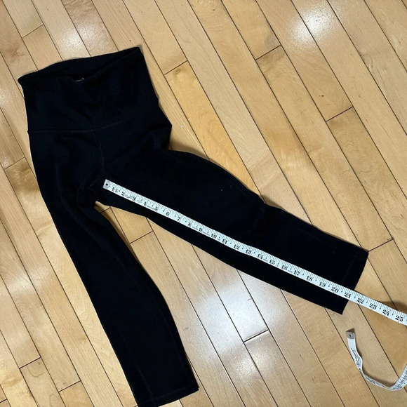 OLD NAVY Active Mesh Detail Go-Dry Black Leggings size XS - Picture 4 of 8